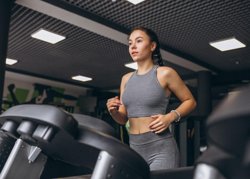 Девушка бежит